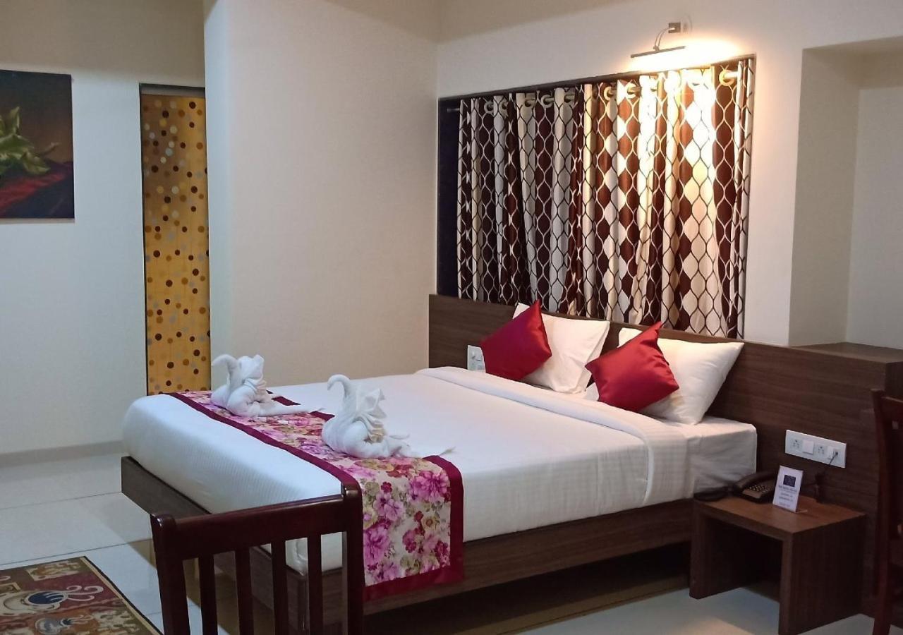 The Hotel Relax Kankavli Kankavali Bagian luar foto